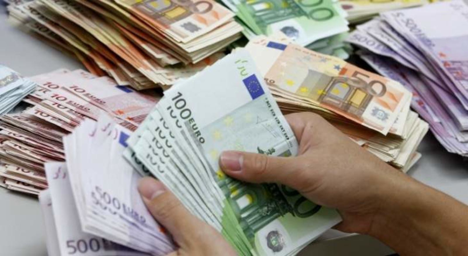 اليورو يواصل تقهقره أمام الدولار