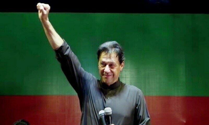 عمران خان يعود بقوة ويطالب بانتخابات مبكرة في باكستان