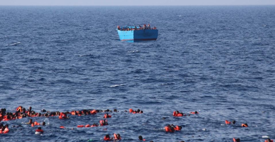 بينهم عراقيون وايرانيون.. البحث عن عشرات المهاجرين بعد غرق مركبهم في بحر إيجيه

