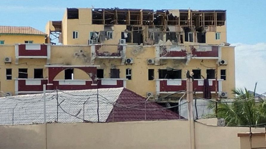 هجوم على فندق في الصومال.. محاصرة المسلحين وإصابة رئيس الاستخبارات