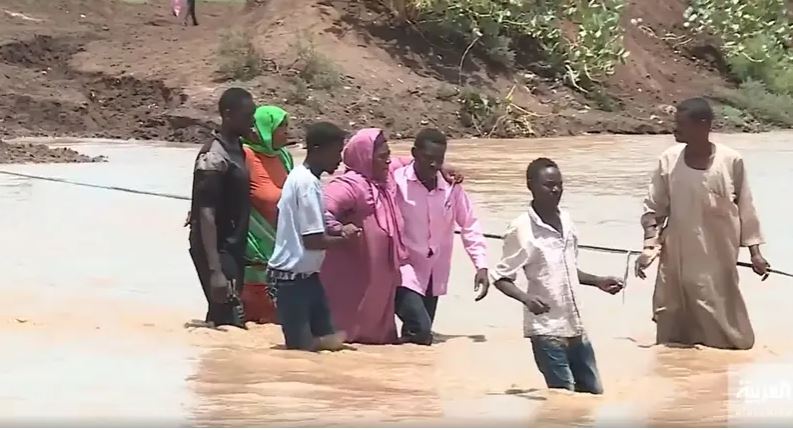 مروحيات للجيش السوداني تمد العالقين في الفيضانات بالمساعدات