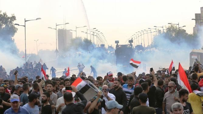 احتجاجات عنيفة في المنطقة الخضراء في بغداد ودعوات لضبط النفس