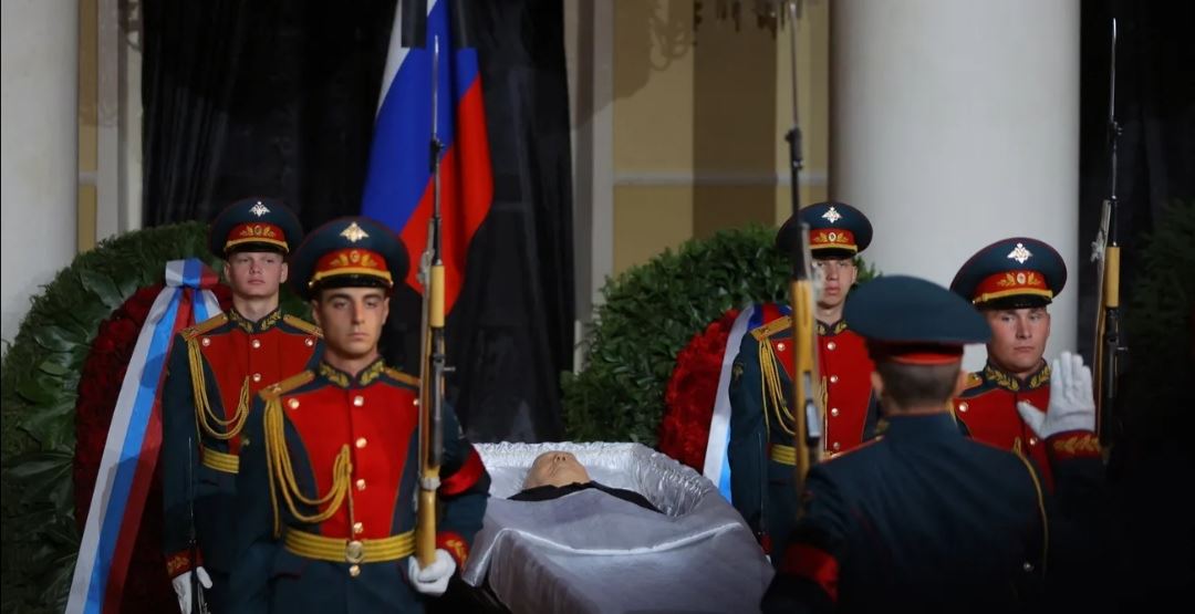 في مراسم جنازة محدودة.. الروس يصطفون لتوديع غورباتشوف وبوتين أبرز الغائبين
