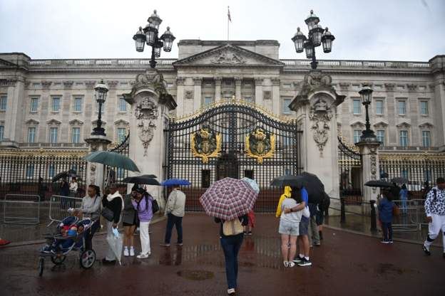 الحشود تتوافد أمام قصر بكنغهام في لندن بعد الأنباء عن تدهور صحة الملكة اليزابيث الثانية
