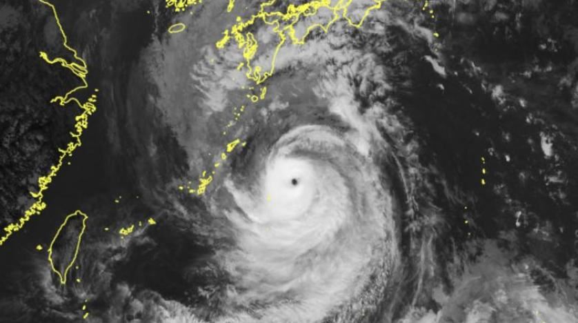 إعصار خطير جداً يقترب من اليابان ويهدد السكان 