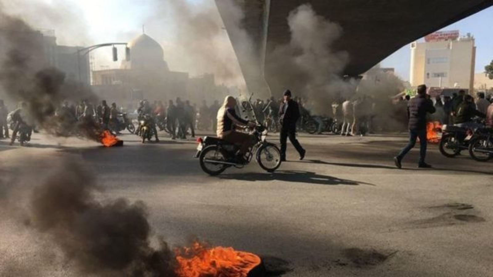 قضية "أميني" تتفاعل.. الشارع الايراني يغلي وعقوبات تطال "شرطة الأخلاق"