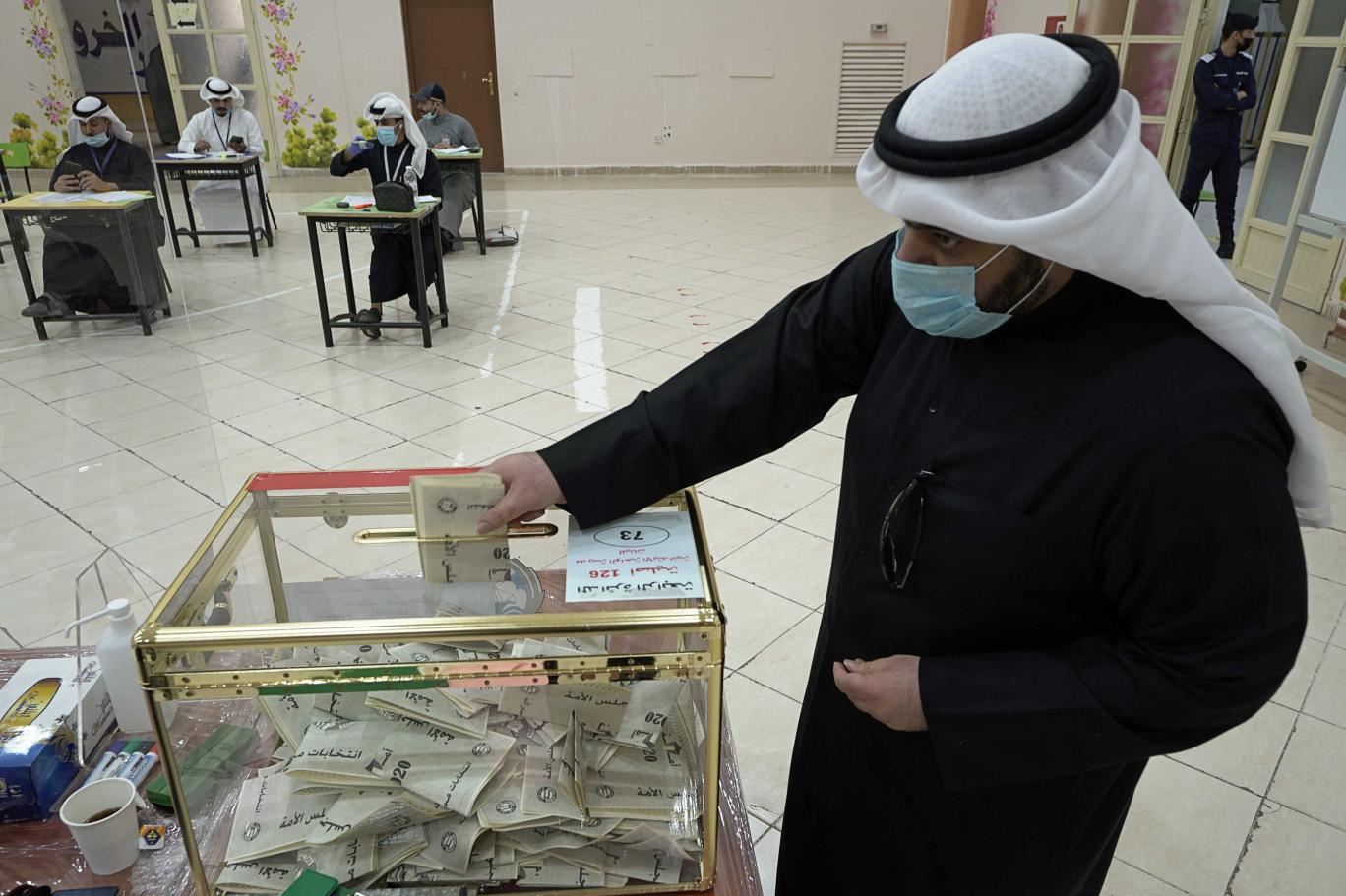 الكويتيون ينتخبون برلمانا جديدا.. هكذا تتم عملية الاقتراع