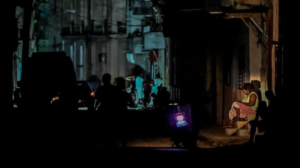 العتمة في هافانا تُخرج العالم إلى الشارع