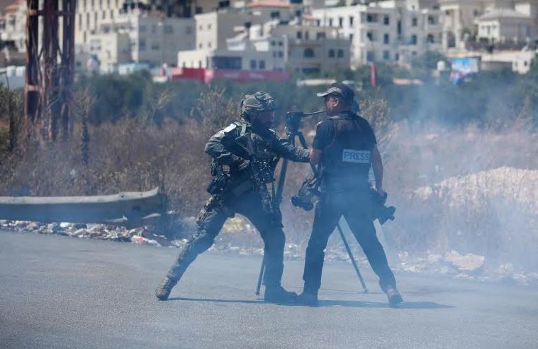 ضرب وتهديد بالقتل.. 63 انتهاكًا إسرائيليًا بحق إعلاميين فلسطينيين في شهر واحد