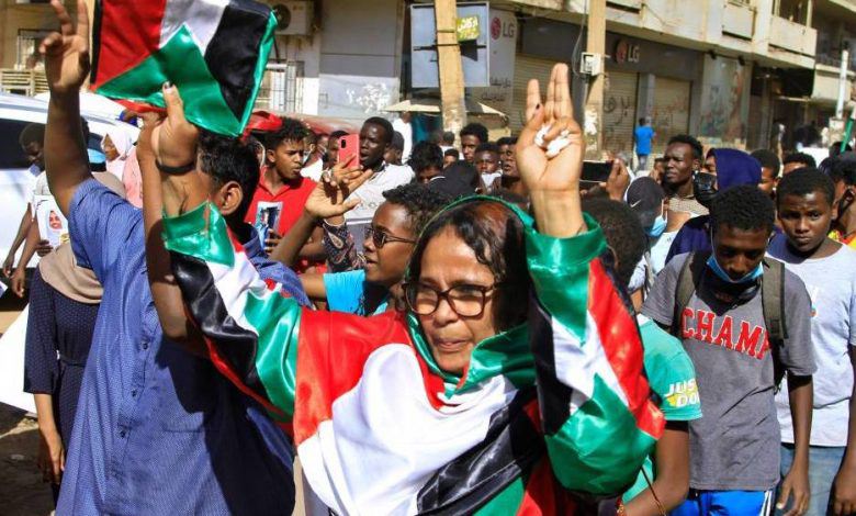 آلاف السودانيين يتظاهرون في الخرطوم والشرطة ترد