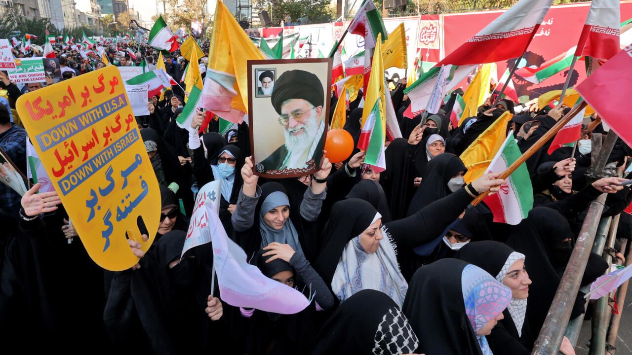القضاء الإيراني يتّهم 11 شخصًا بقتل عنصر أمن
