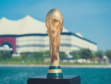 من سيرفع كأس مونديال قطر؟