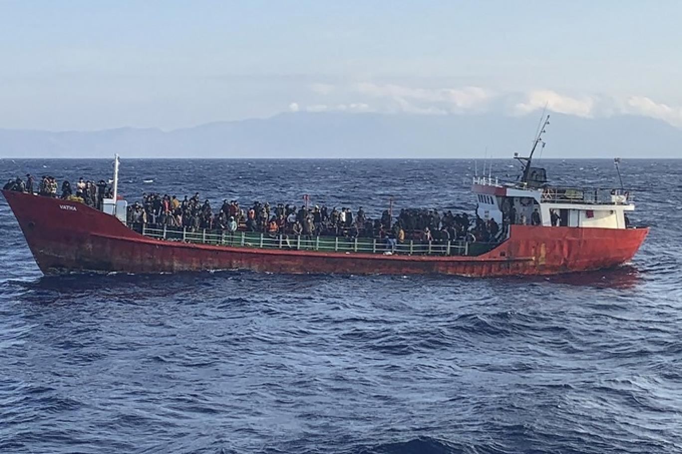اليونان تطلق عملية لإنقاذ مركب يقل نحو 500 مهاجر
