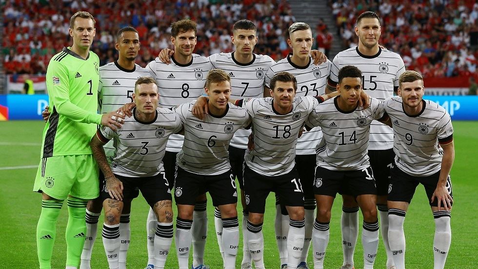  لاعبو ألمانيا يكمّون أفواههم قبل بداية مباراتهم مع اليابان
