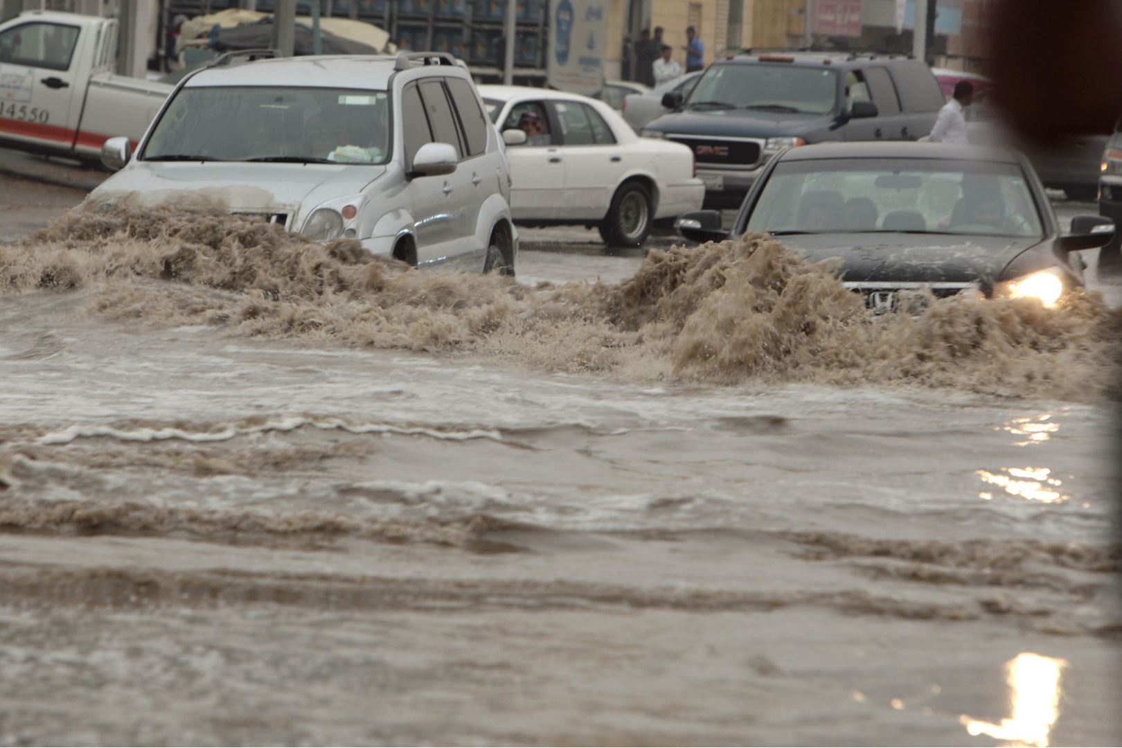 مياه الأمطار تغمر السعودية وتشل الحياة فيها