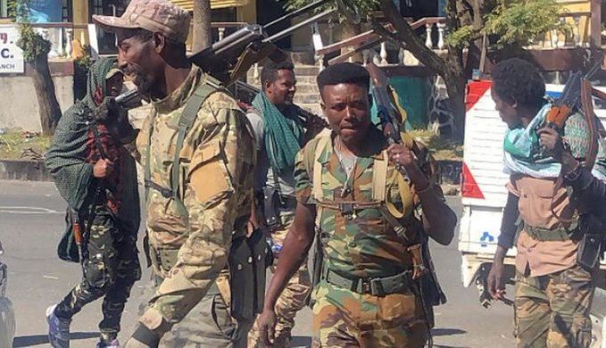 
الشرطة الصومالية: حركة الشباب تهاجم فندقا في مقديشو