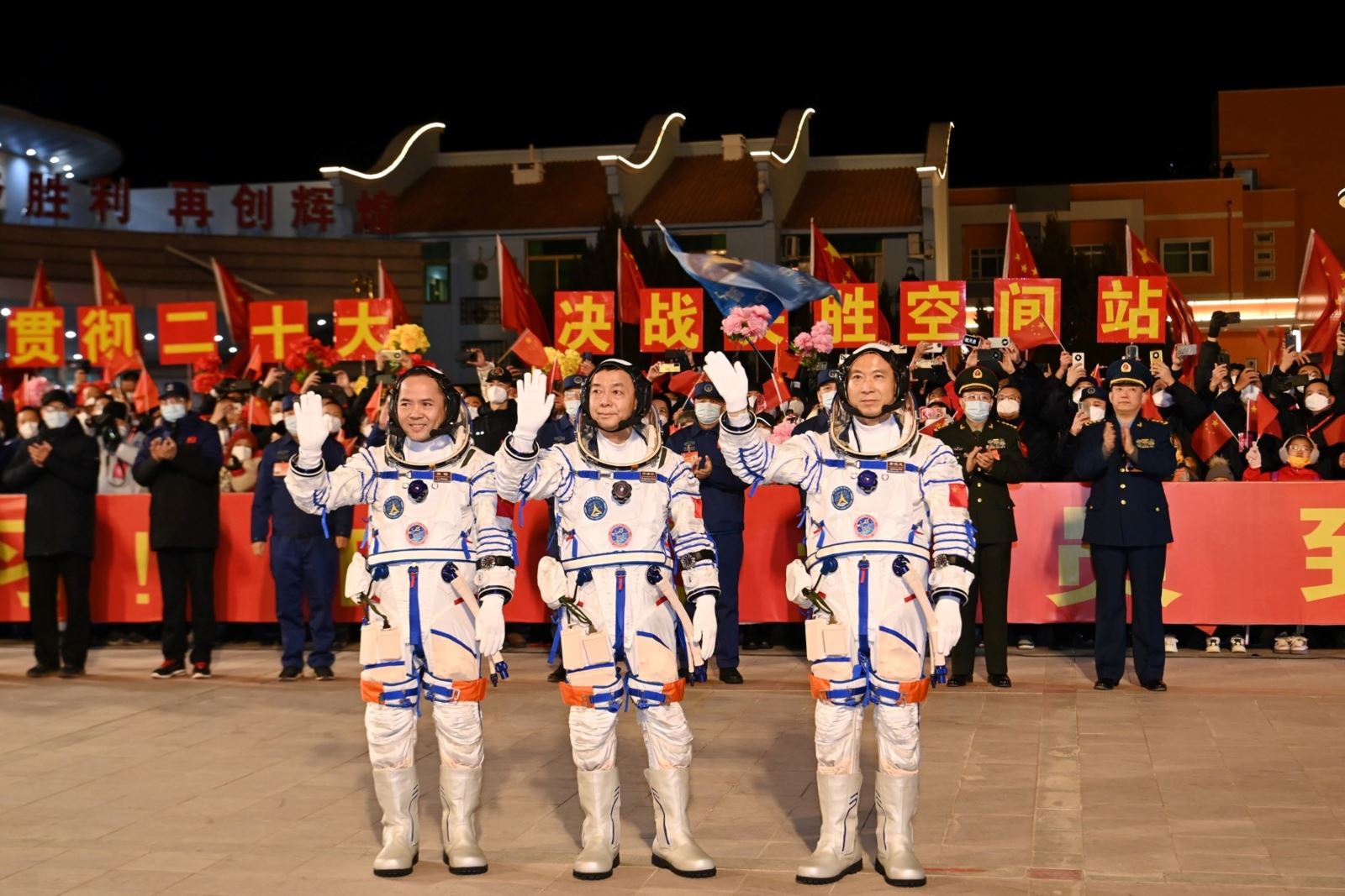 ثلاثة رواد فضاء صينيين يلتحمون بمحطة الفضاء "تيانغونغ"