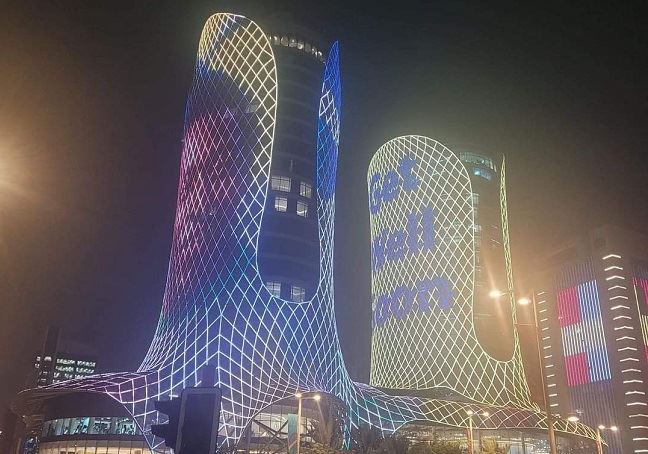 قطر تضيء أبراجها وسماءها دعمًا لـ «بيليه»