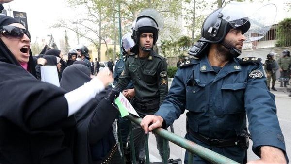 تحت ضغط الثورة الايرانية.. حلّ شرطة الاخلاق!