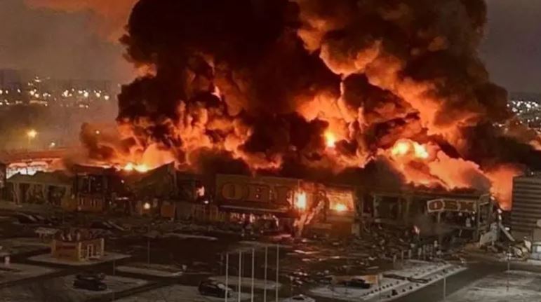 حريق يلتهم مركز تسوّق في روسيا والسلطات تعلّق: "عمل إجرامي"