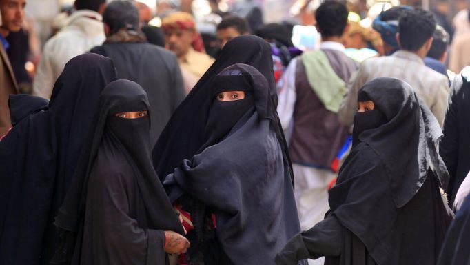 كما في ايران وأفغانستان .. الحوثيون في اليمن يضيقون الخناق على النساء!