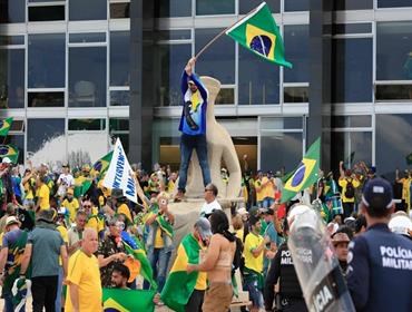 دا سيلفا ينجو من براثن إنقلاب في البرازيل