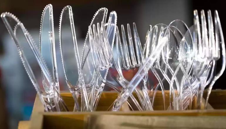 أدوات المائدة البلاستيكيّة ممنوعة في لندن