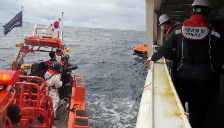 بالفيديو: غرق سفينة شحن قرب اليابان وفقدان 8 بحارة!