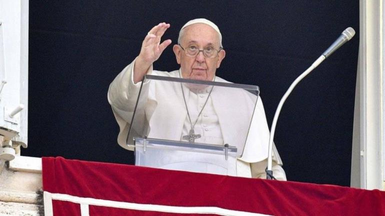 البابا فرنسيس: المثلية الجنسية ليست جريمة