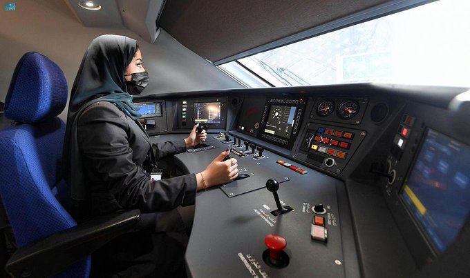 سعوديات يقدن قطارات سريعة لنقل الحجاج إلى مكة