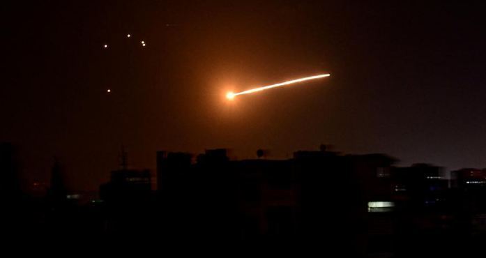 غارات تستهدف شاحنات أسلحة إيرانية في شرق سوريا 