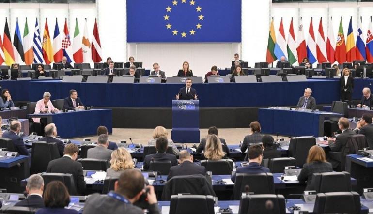 البرلمان الأوروبي يجرّد نائبين من الحصانة
