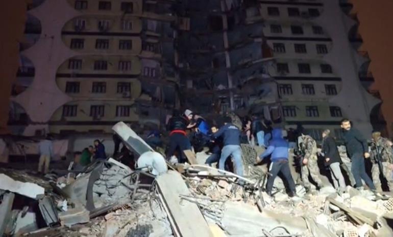 ارتفاع حصيلة قتلى زلزال تركيا إلى 284 شخصا 