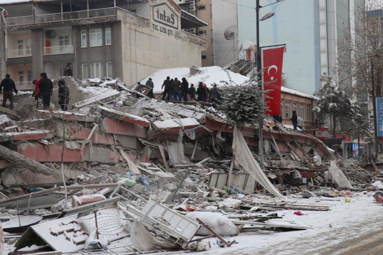 نائب الرئيس التركي: ارتفاع حصيلة القتلى إلى 5894