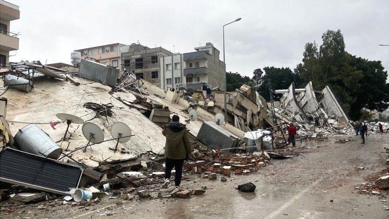 الحصيلة الإجمالية لضحايا الزلزال ترتفع إلى 8300 قتيل في تركيا وسوريا