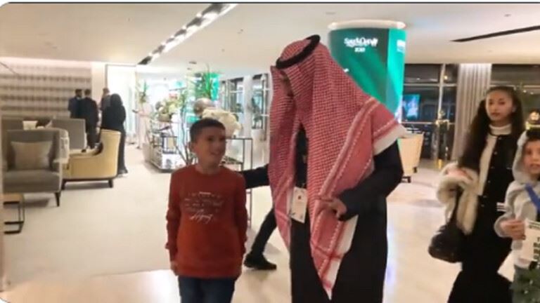 بالفيديو: آل الشيخ يفي بوعده ويحقق حلم طفل سوري 
