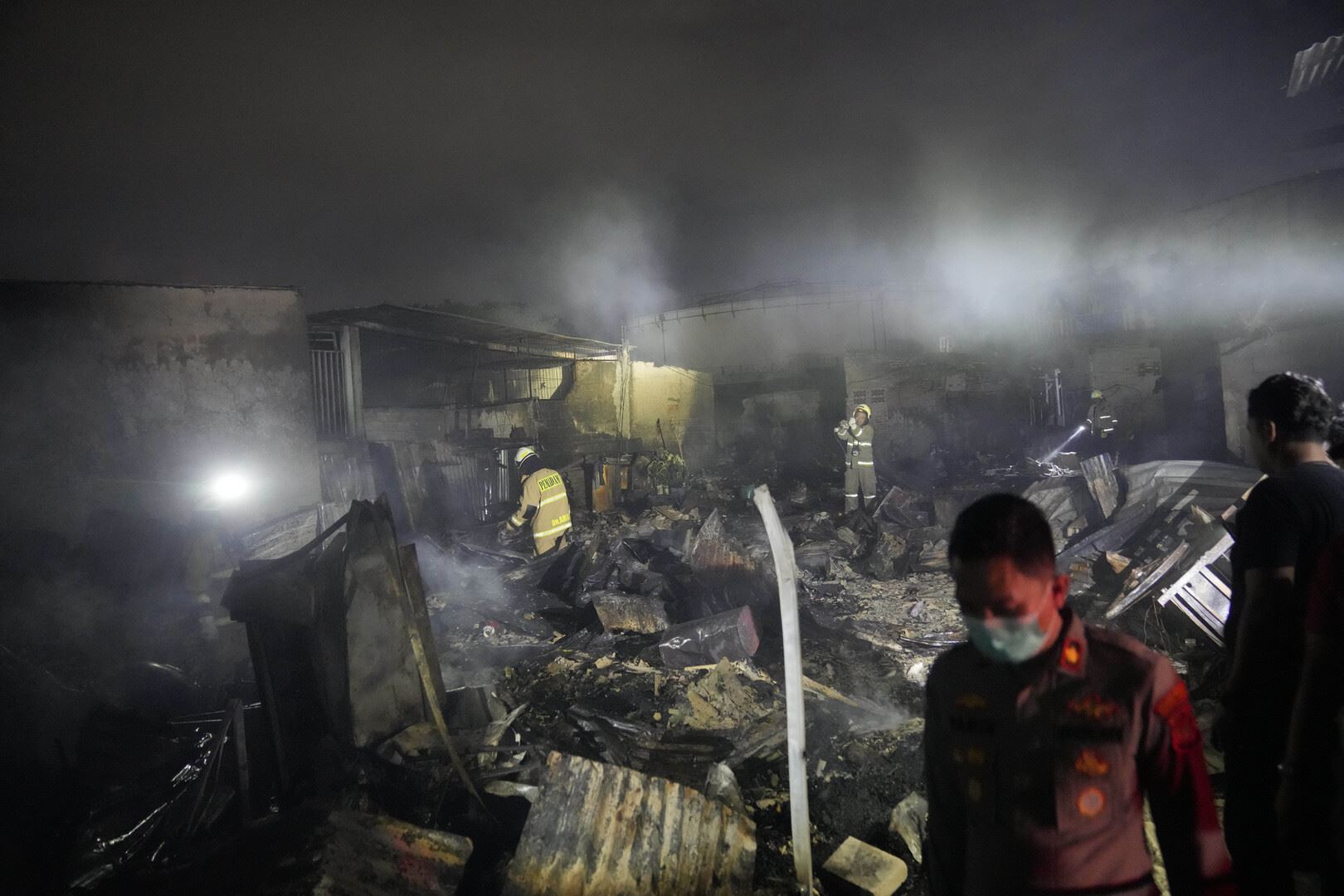 إندونيسيا.. مقتل 17 بحريق مستودع وقود
