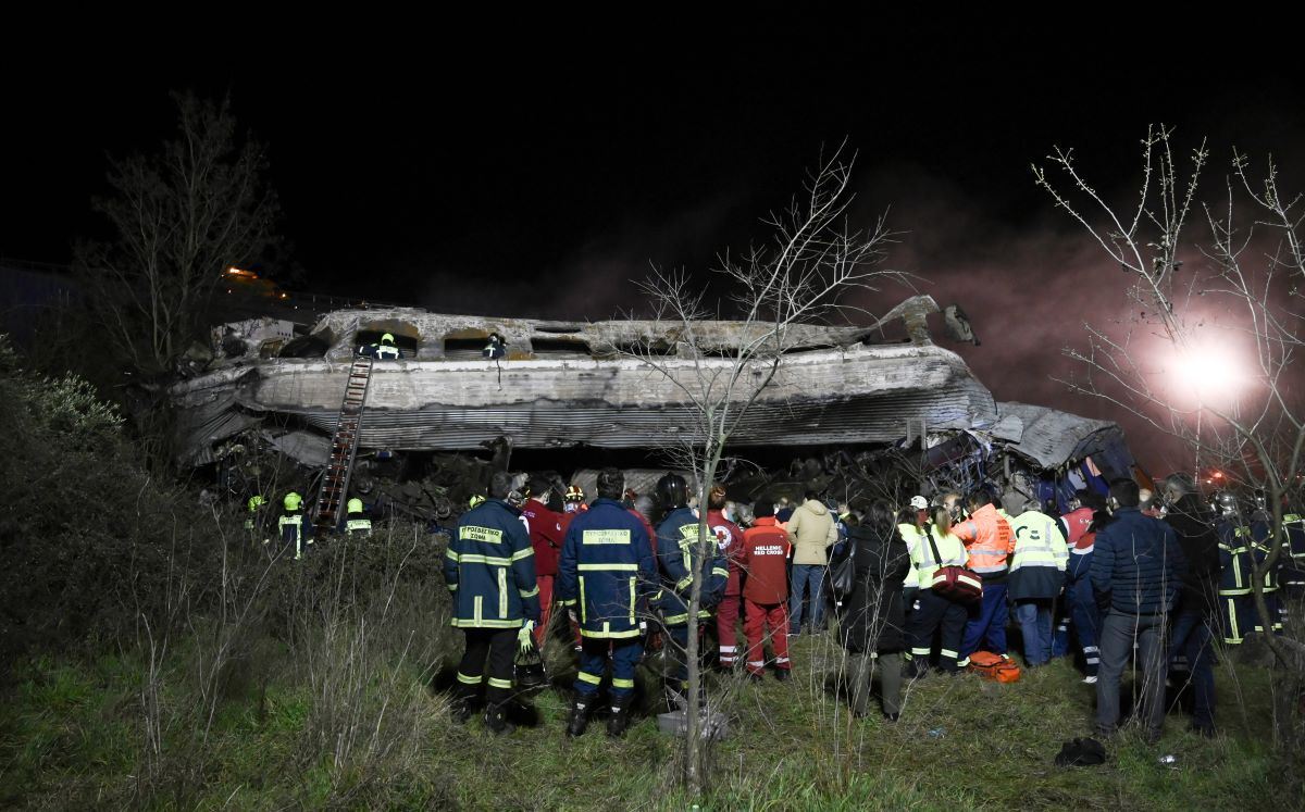 بعد الغضب العارم.. رئيس الوزراء يطلب الصفح من أسر ضحايا كارثة القطار في اليونان