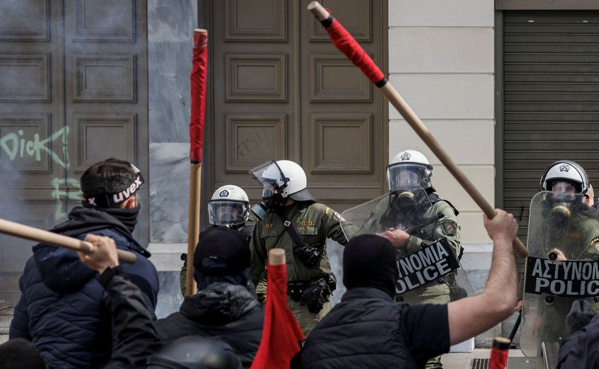 أثينا.. صدامات عنيفة بين الشرطة والمتظاهرين احتجاجًا على حادث القطار