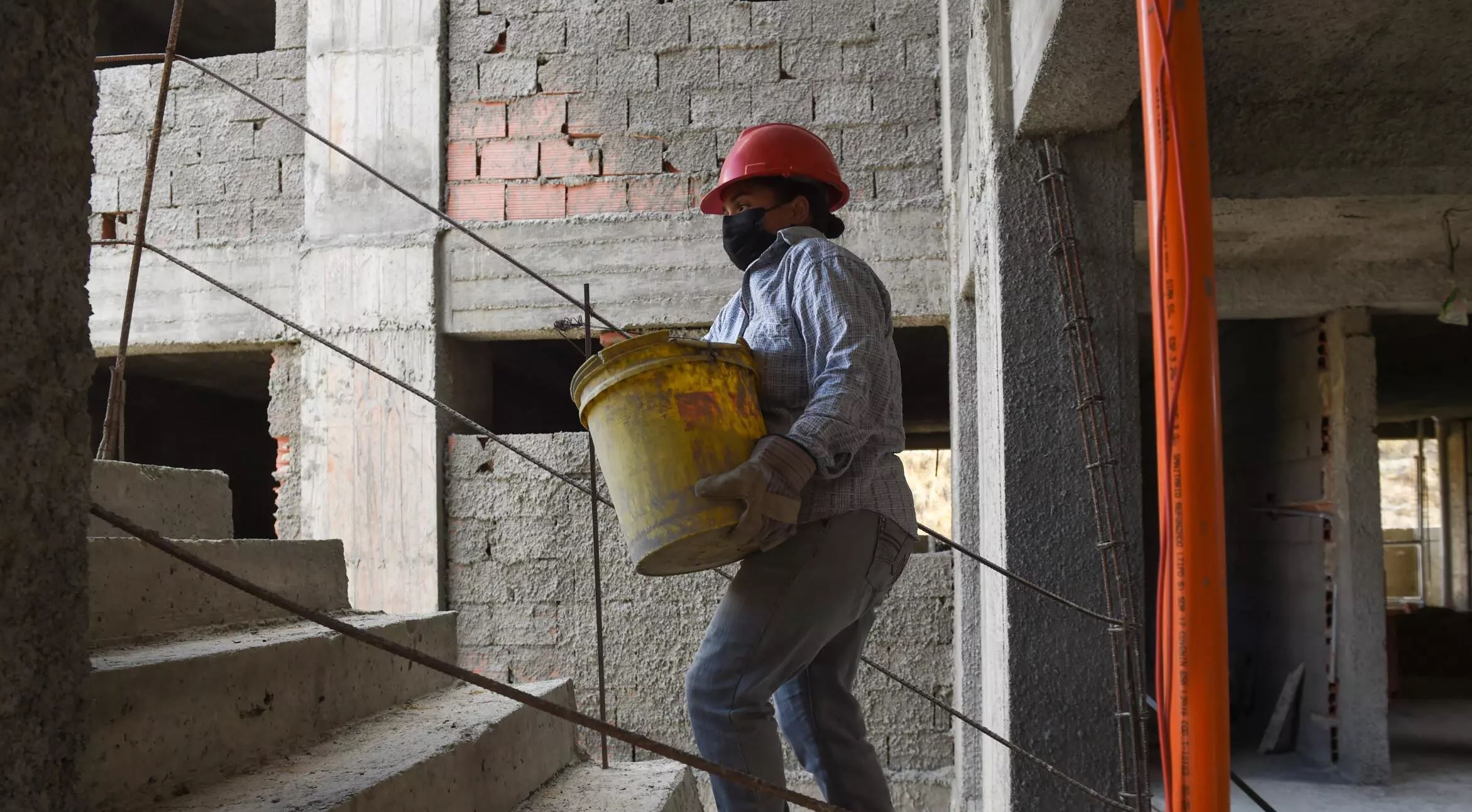 في فنزويلا .. النساء يبنين المنازل بأيديهن