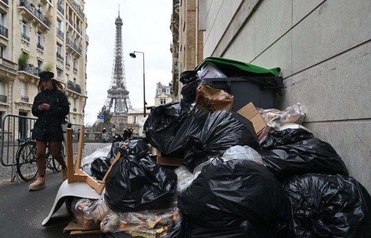 سياحة برائحة القمامة.. شوارع باريس تغرق بالنفايات