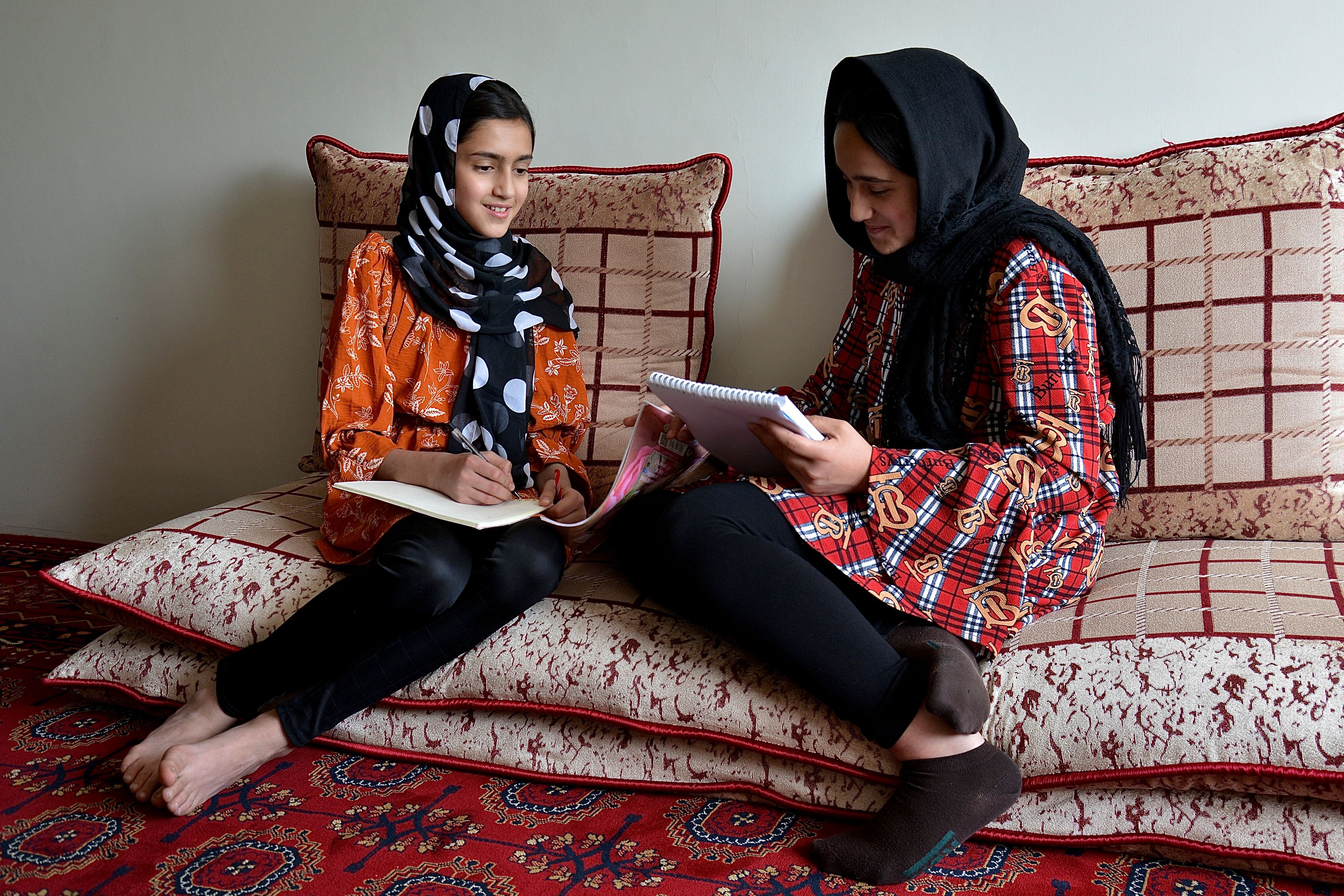 منسوب التحدي يرتفع بوجه زعيم طالبان.. حقاني:منع تعليم الفتيات مؤقت!
