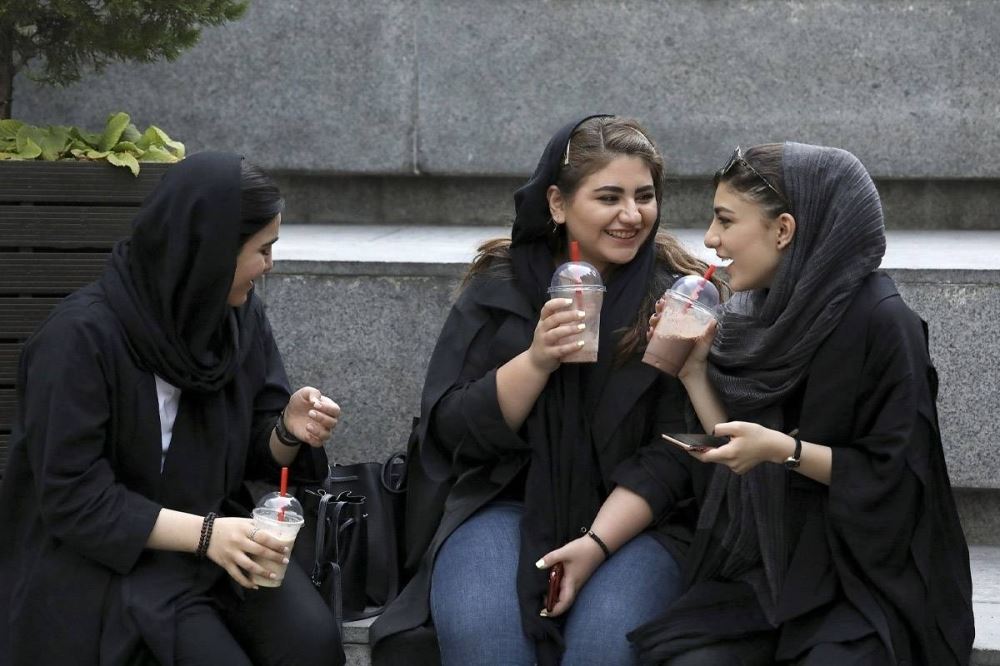 نائب إيراني يثير جدلاً: غير المحجبات يسرقن الرجال!
