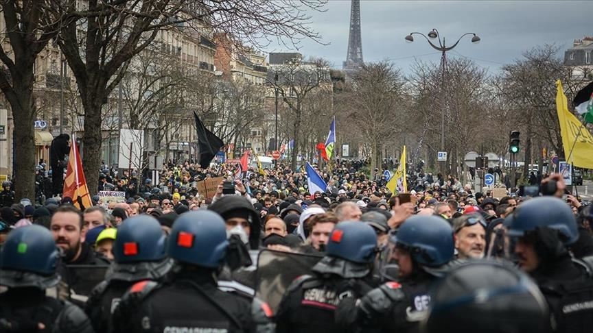 فرنسا.. تظاهرات متوقعة في خضم أزمة سياسية
