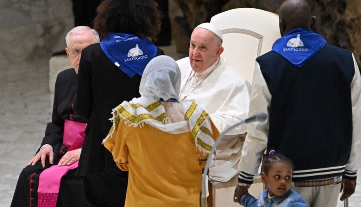 البابا فرنسيس يقابل لاجئين وصلوا إلى أوروبا عبر ممرات إنسانية 