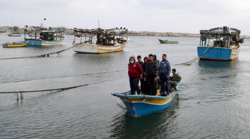 اسرائيل تحاصر مراكب الصيادين الفلسطينيين في بحر غزة 