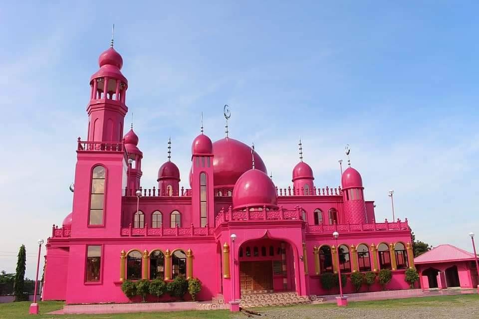بالصور : أغرب مسجد في العالم.. باللون الزهري

