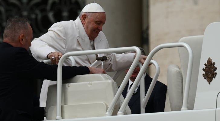 ماذا قال البابا فرنسيس لحظة خروجه من المستشفى؟