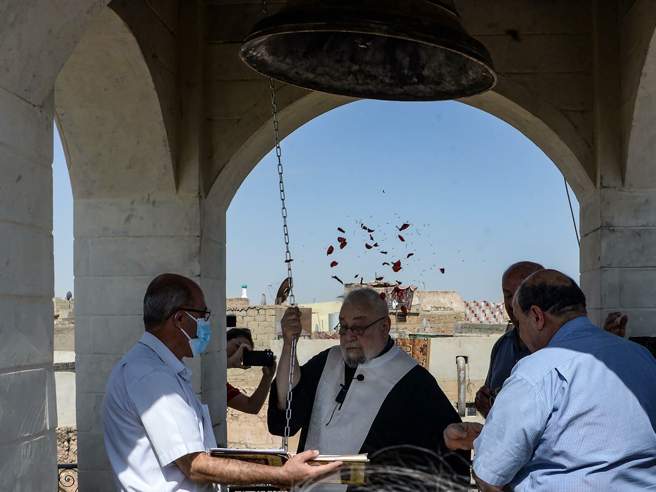 للمرة الأولى بعد "داعش"... كنيسة الموصل تقرع جرسها