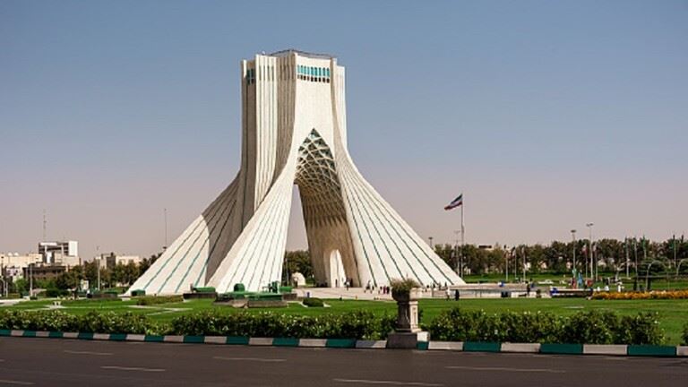 وفد سعودي يصل طهران.. ترتيبات إعادة افتتاح سفارة المملكة في إيران
